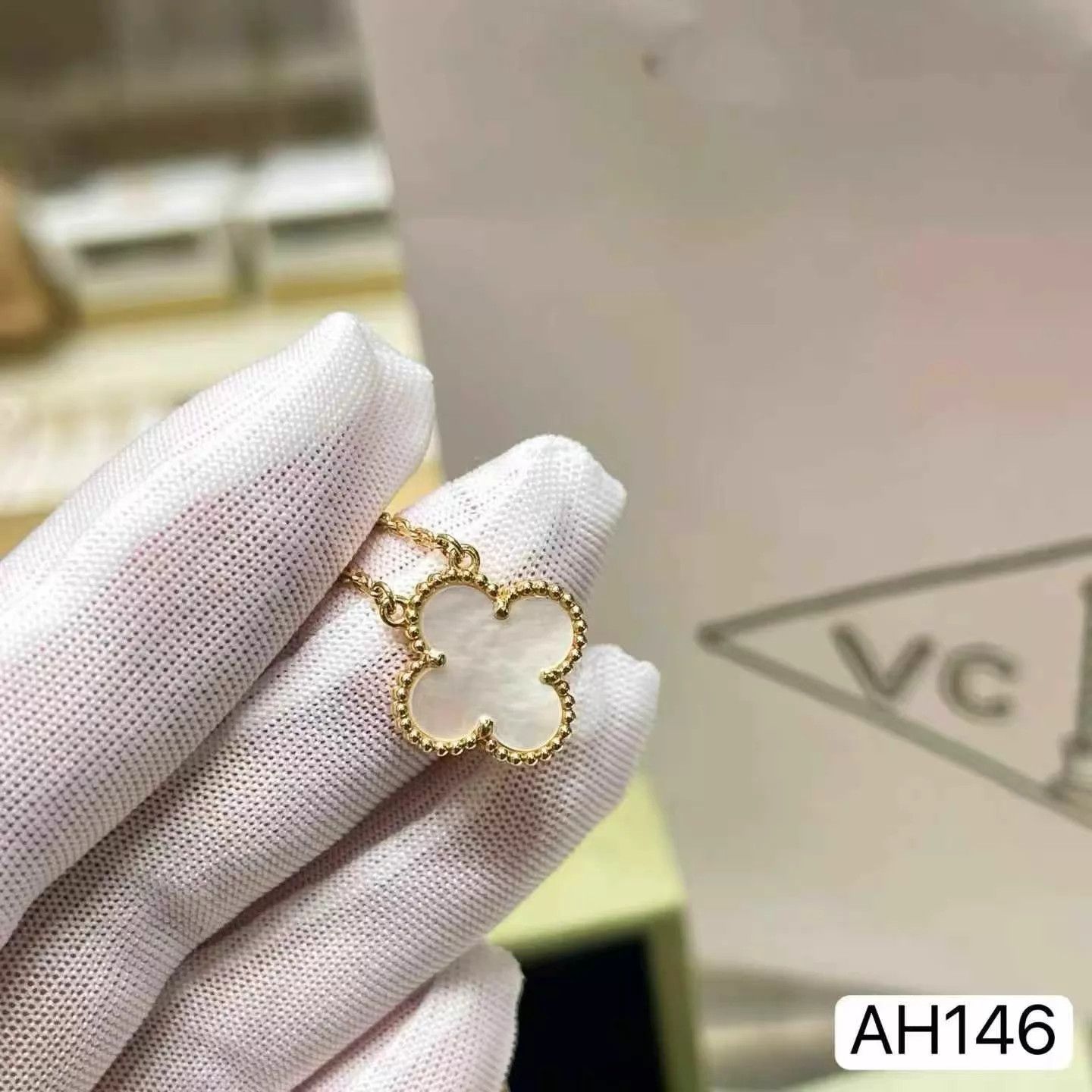 Van Cleef & Arpels VCA 4LC White MOP Medium Necklace 24 (Box,Cards,DustBag) Size ONE SIZE - 6 Thumbnail
