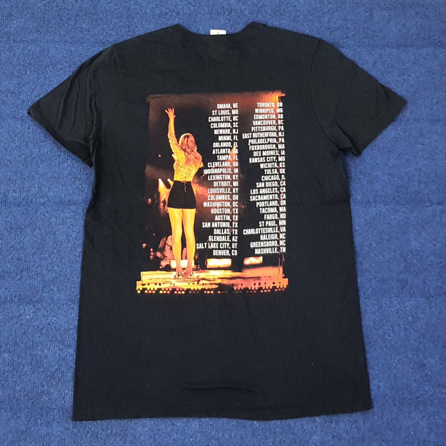 Band Tees Vintage Taylor Swift The Red Tour Tshirt C259N53 Size US XS / EU 42 / 0 - 3 Thumbnail