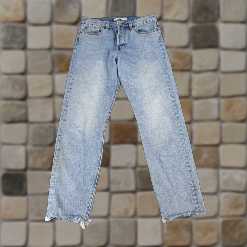 Levi's Levi's Wedgie Jeans Womens 27 Light Wash Denim Button Fly Frayed Hem Blue 27 Jeans Women's Tapered High Rise Casual 90s+ Mens? Size 27" / US 4 / IT 40 - 1 Thumbnail