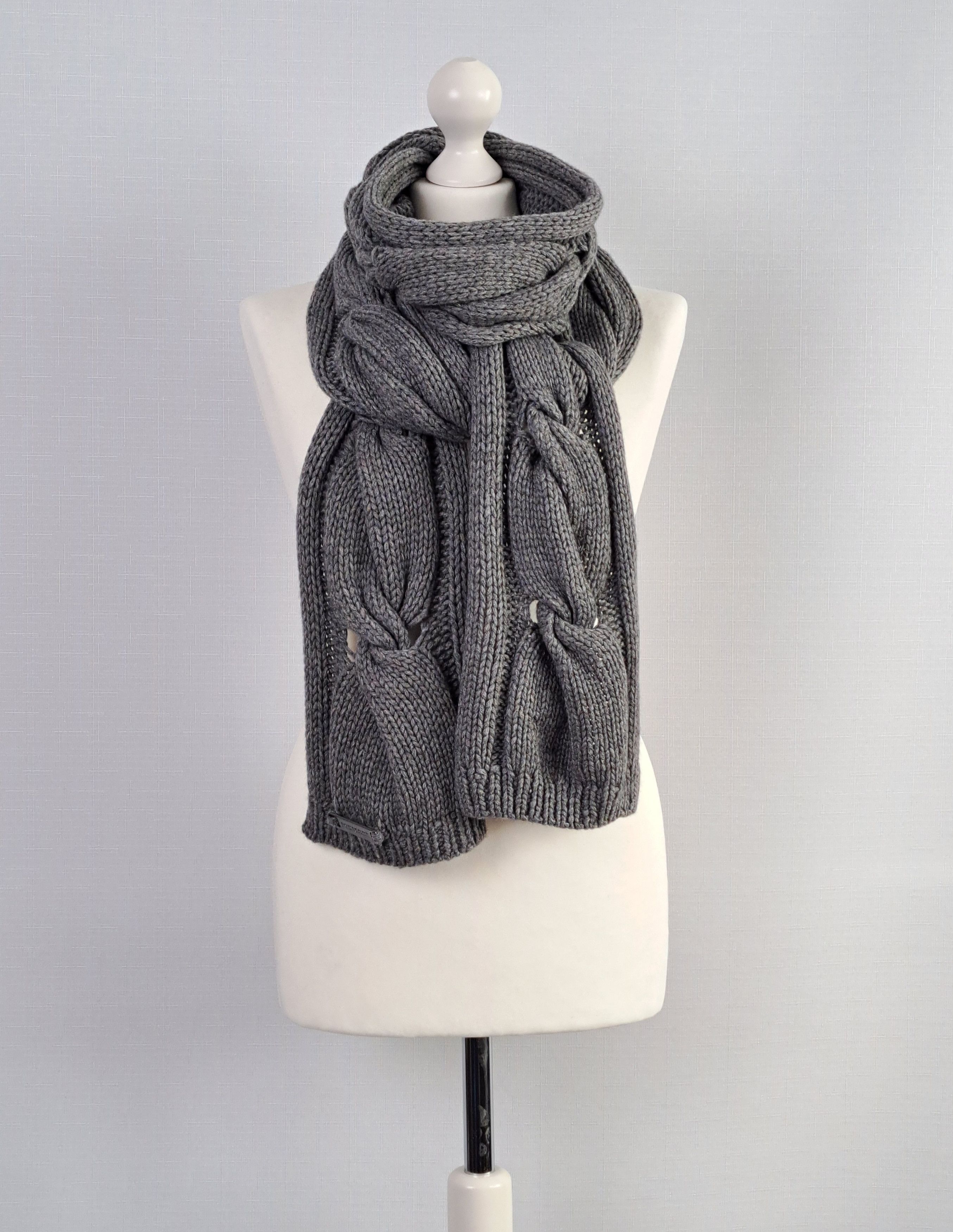 Burberry BURBERRY cable knit wool/cashmere long scarf. Size ONE SIZE - 4 Thumbnail
