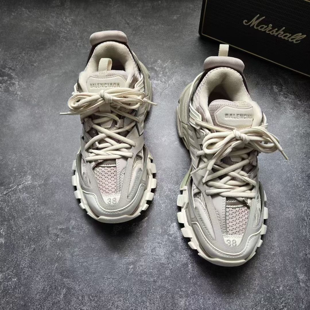 Balenciaga Balenciaga Gold Lowtop Sneakers 38 Women Size US 7.5 / IT 37.5 - 1 Thumbnail