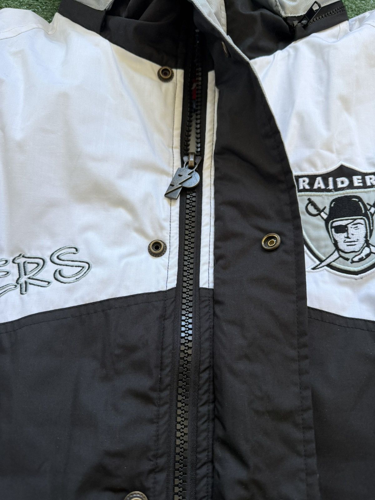 Pro Player LAS VEGAS RAIDERS PRO PLAYER “SCRIPT“ SPELL OUT VTG STYLE Size US XL / EU 56 / 4 - 6 Thumbnail