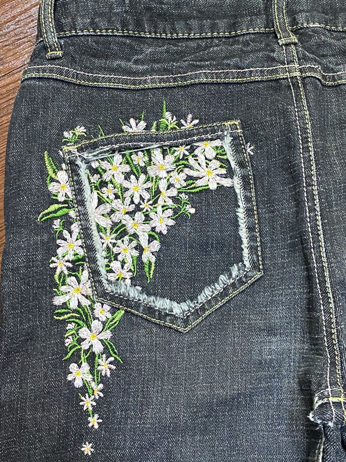 Japanese Brand Vintage Japanese Brands Blue Wash Embroidered Flare Jeans Size 28" / US 6 / IT 42 - 5 Thumbnail