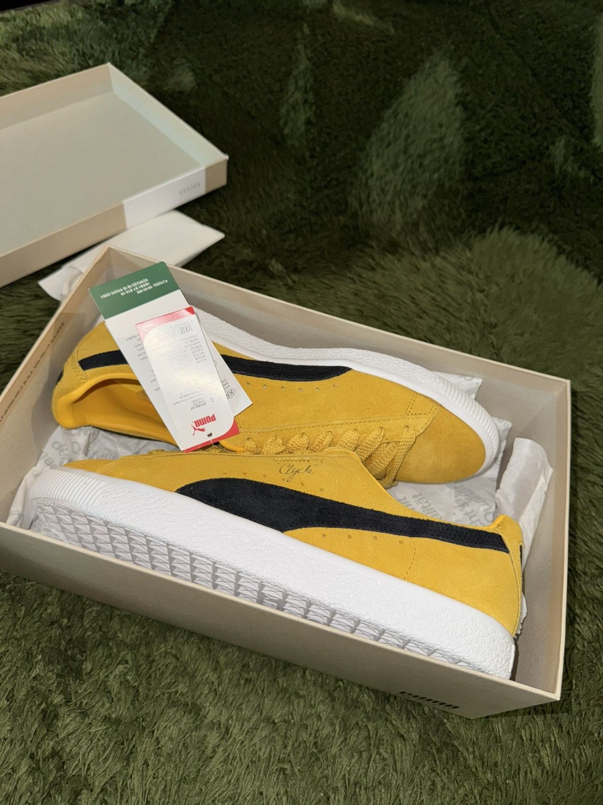Puma [US 10] Puma Clyde OG Archive Yellow Black Suede Size US 10 / EU 43 - 8 Thumbnail