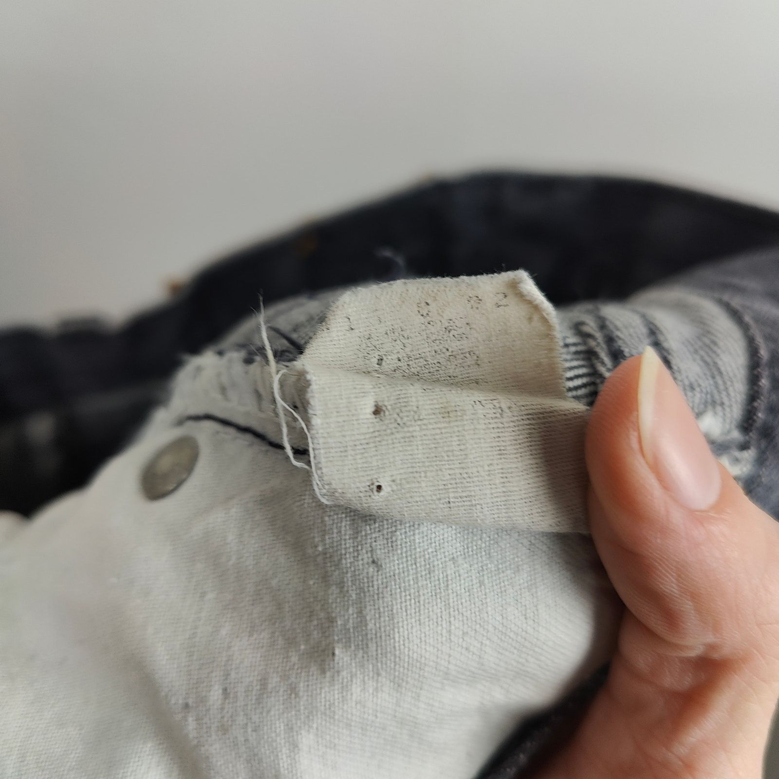 Levi's Vintage Levi's 501 Jeans Womens 24 Button Fly Tapered Size 24" / US 00 / IT 34 - 9 Thumbnail