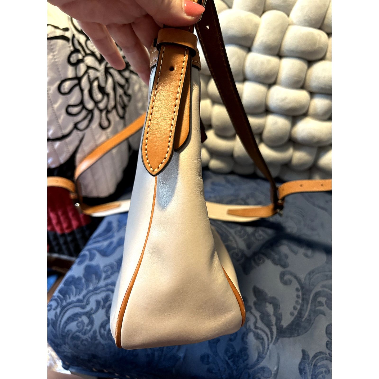 Dooney & Bourke Dooney & Bourke Taupe and Brown Shoulder Bag Size ONE SIZE - 4 Thumbnail