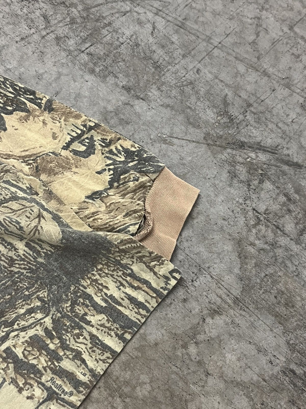 Vintage Realtree camo vintage faded longsleeve pocket tee boxy Size US L / EU 52-54 / 3 - 5 Thumbnail