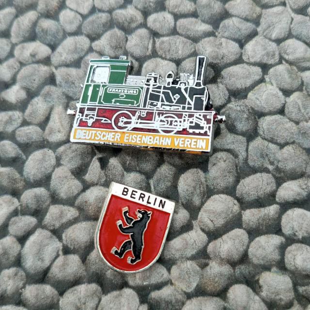 Vintage Vintage Europe Enamel Pin and plastic Copyrigt 1970s 1980s Size ONE SIZE - 3 Thumbnail
