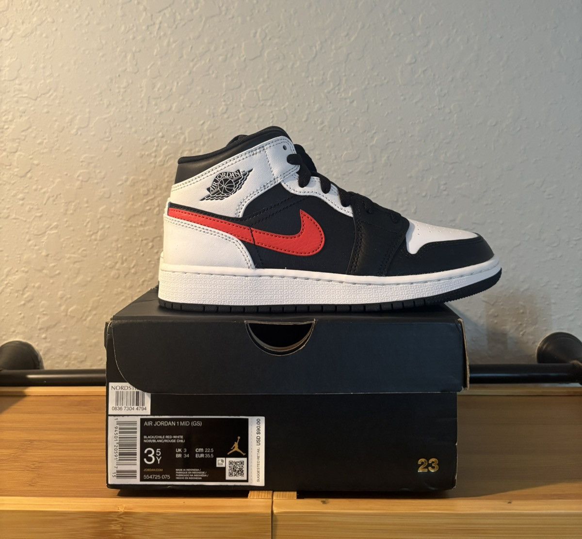 Jordan Brand Jordan 1 Mid White Black Chile Red (GS) US SIZE 3.5Y Size US 5.5 / IT 35.5 - 4 Thumbnail