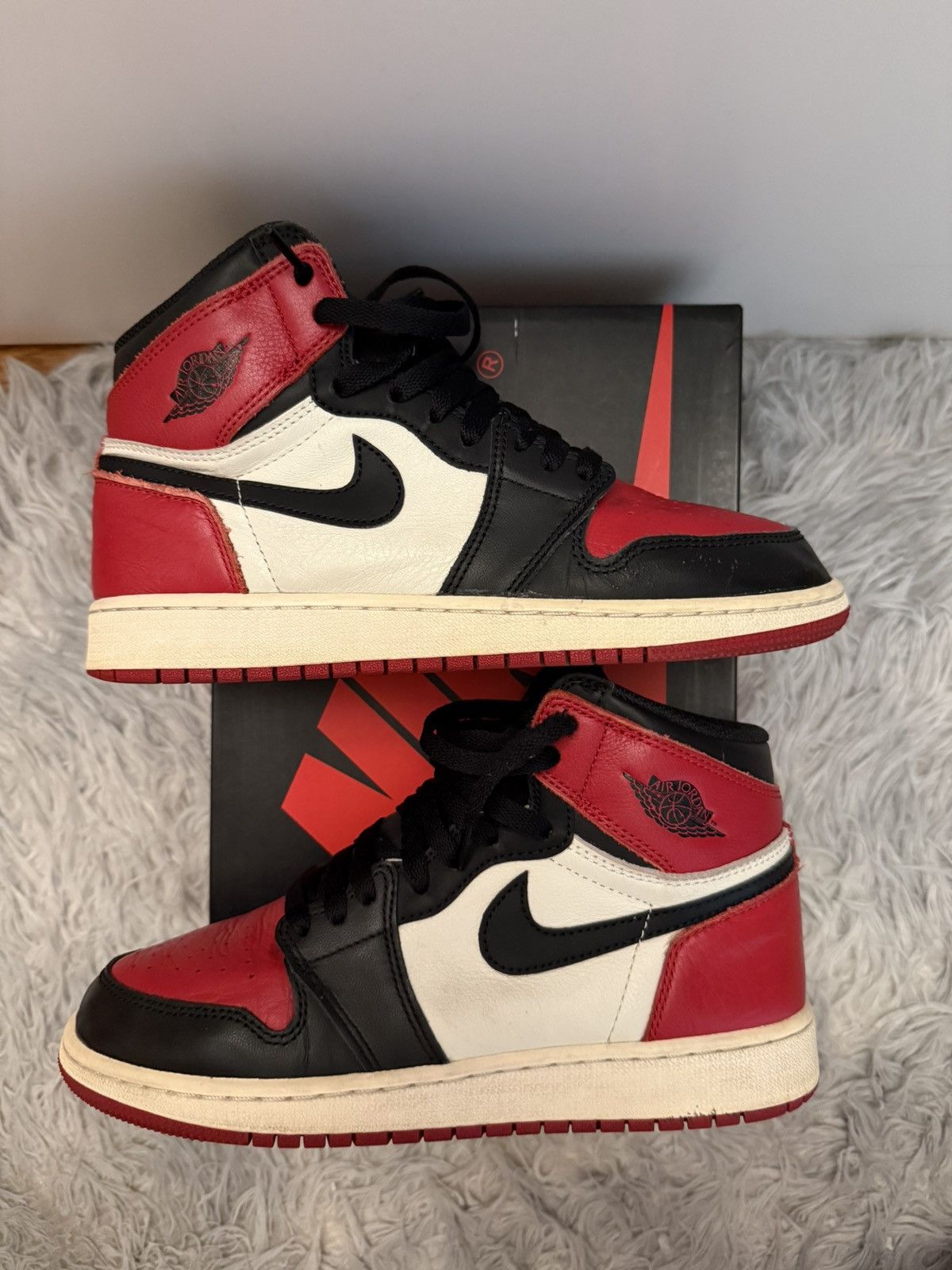 Jordan Brand Air Jordan Retro 1 High OG BG Bred Toe Size US 6 / EU 39 - 1 Thumbnail