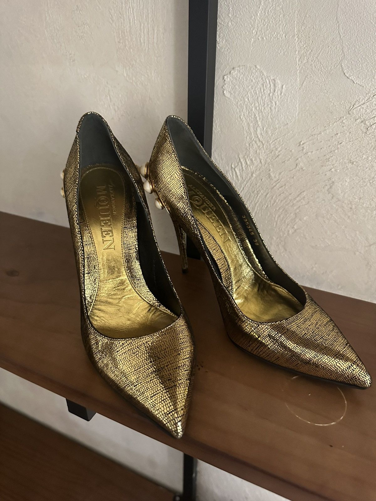 Alexander McQueen Alexander McQueen Gold Textured Pearl-Heel Pumps – Size 38 Size US 8 / IT 38 - 5 Thumbnail