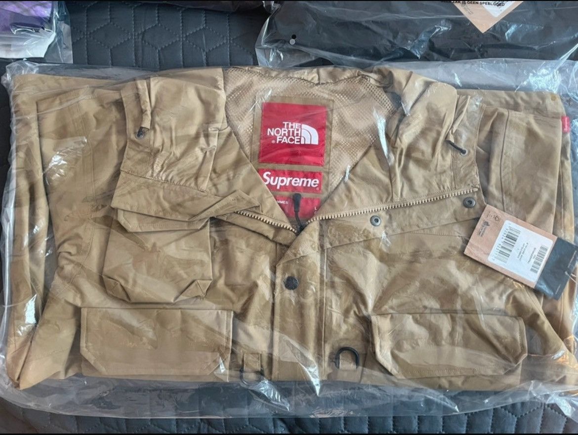 Supreme × The North Face Supreme x The North Face Cargo