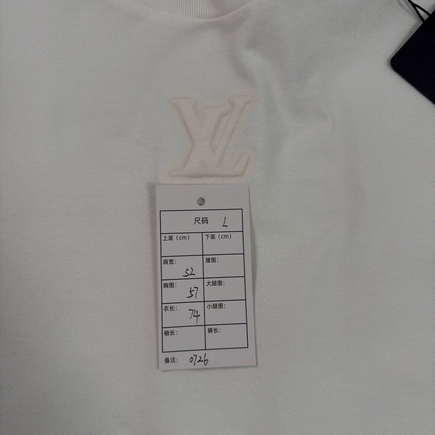 Louis Vuitton Louis Vuitton embossed monogram white SS L near new Size US L / EU 52-54 / 3 - 5 Thumbnail