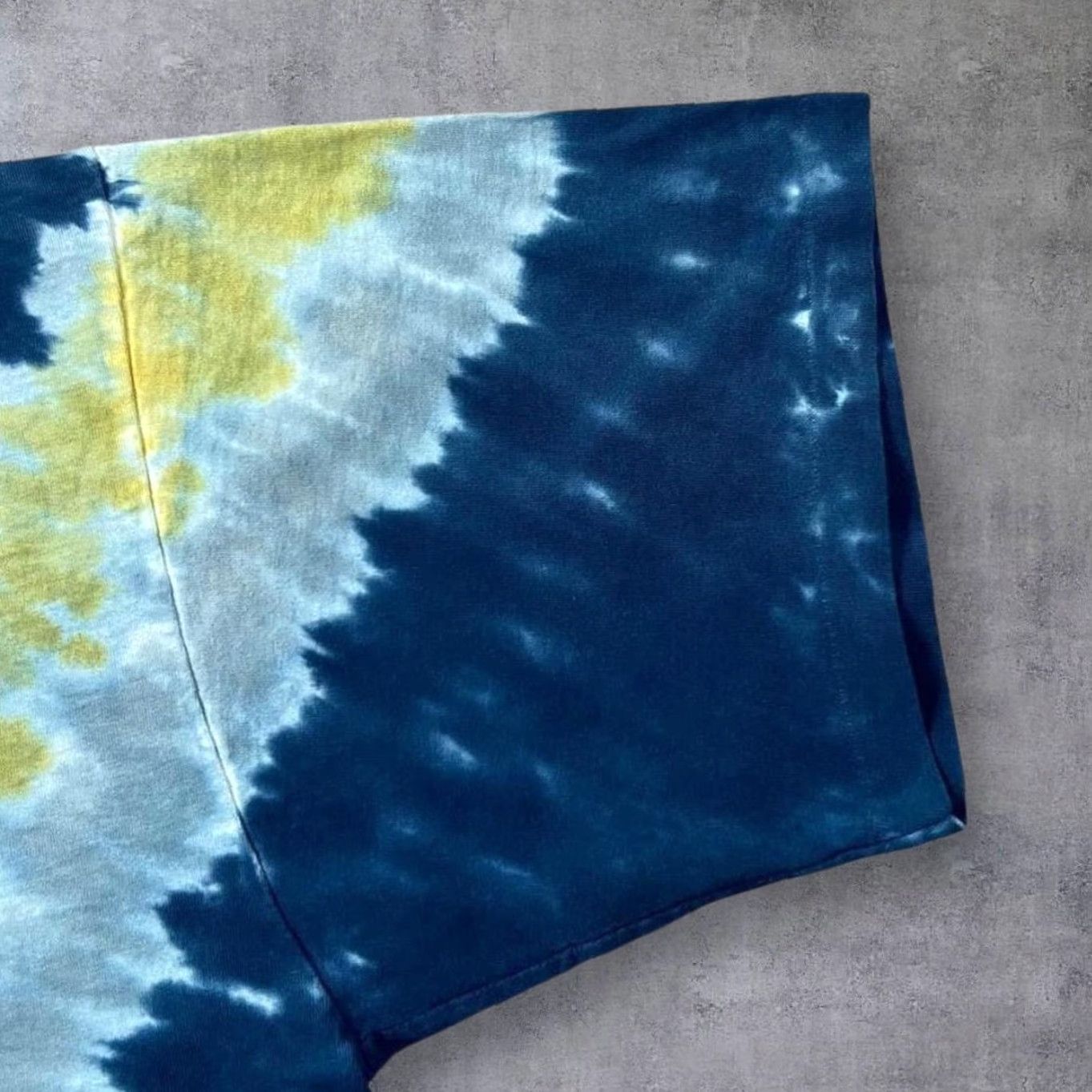 Liquid Blue Vintage Liquid Blue U.S. Navy Anchor Graphic Tie Dye Single Stitch T-Shirt XL Mens Size US XL / EU 56 / 4 - 6 Thumbnail
