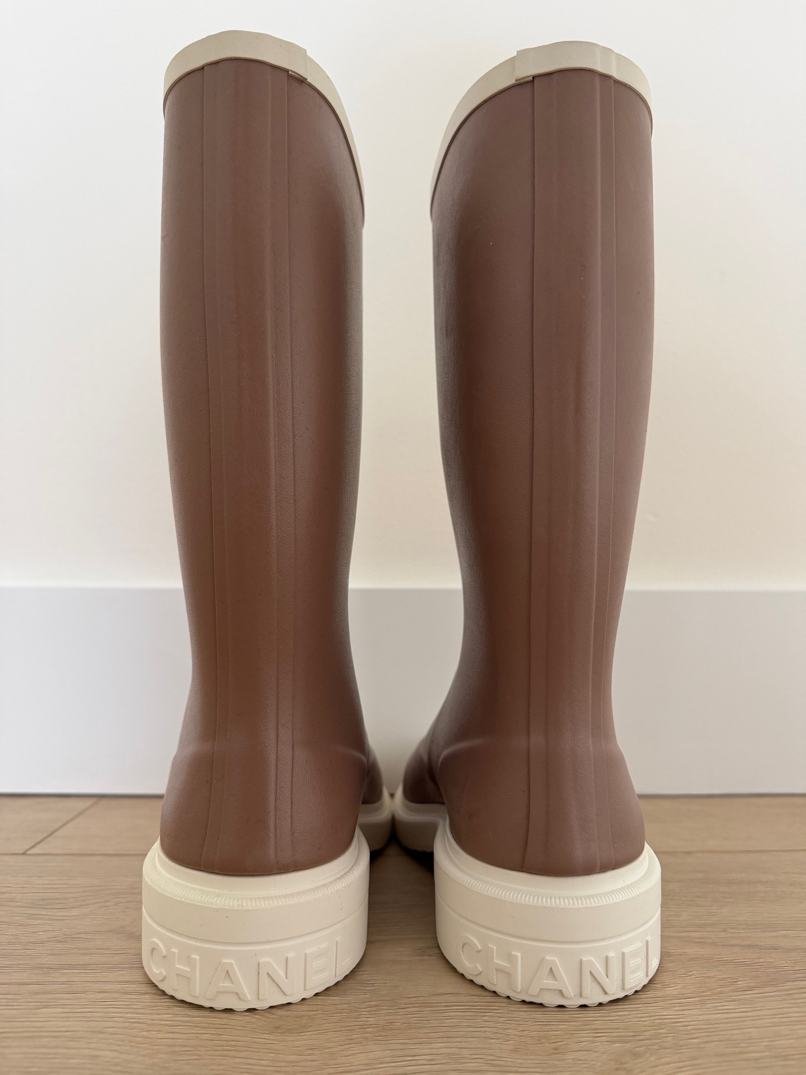 Chanel Chanel 26C White CC Logo High Pull On Rubber Rain Boots 36 Size US 6 / IT 36 - 24 Thumbnail