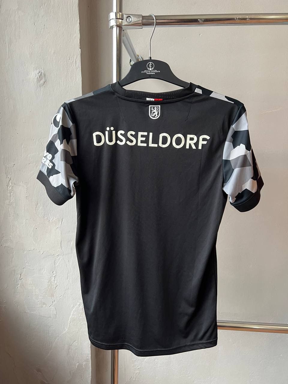 Sports Specialties 2020/21 FORTUNA DUSSELDORF THIRD UHLSPORT SOCCER JERSEY SZ S Size US S / EU 44-46 / 1 - 12 Thumbnail