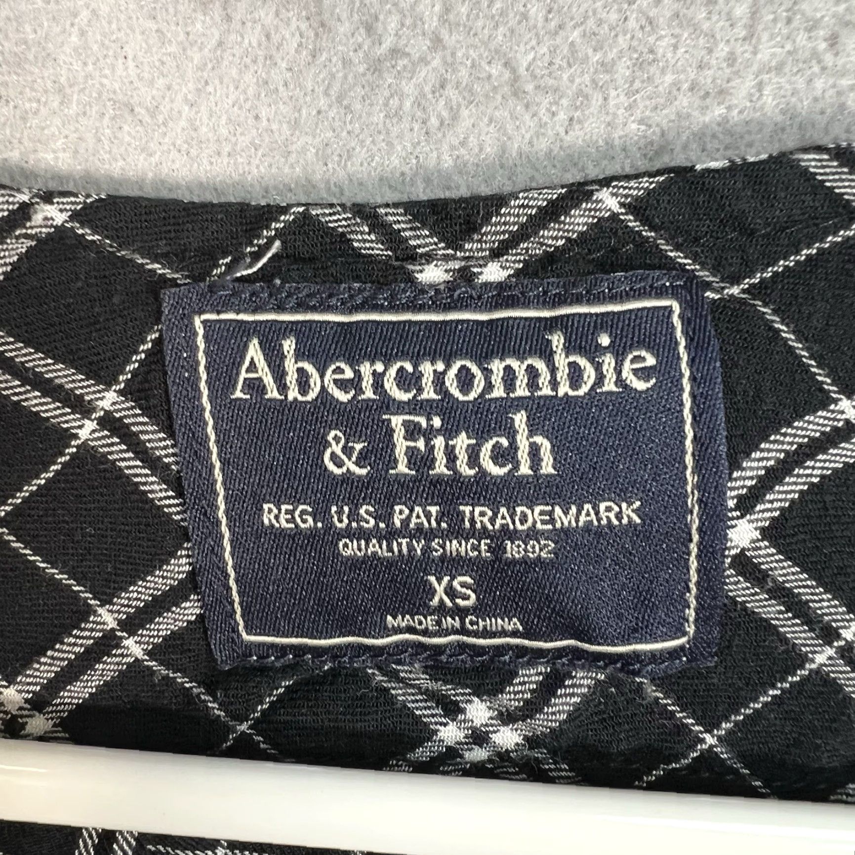 Abercrombie & Fitch Abercrombie & Fitch Women XS White Black Plaid Boho Long Sleeve V-Neck Wrap Top Shirt Adult XS Bohemian Pattern Plaid Black White Casual Mens? Size XS / US 0-2 / IT 36-38 - 4 Thumbnail