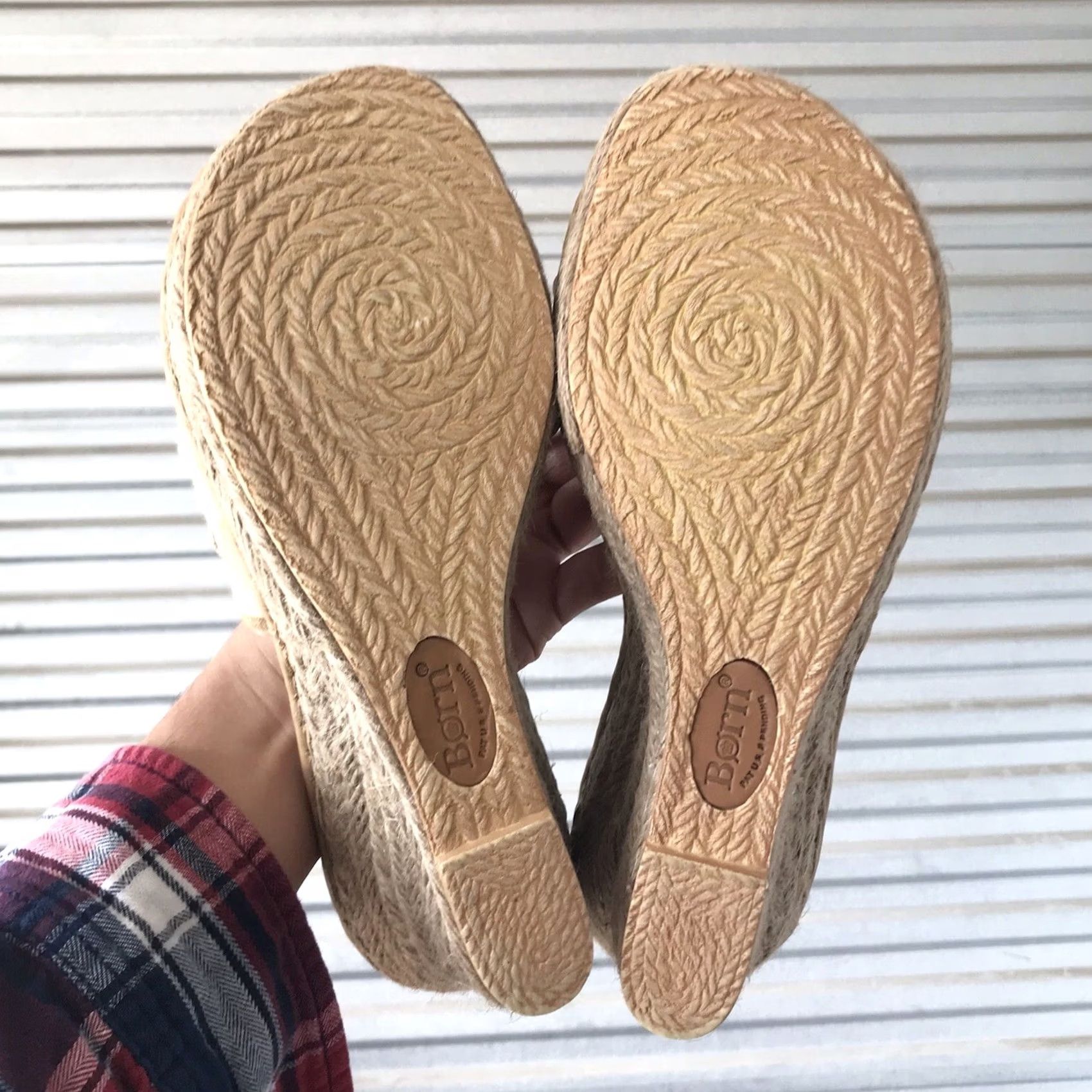 Born VINTAGE? No. Born Women Sandal Wedge Espadrille Slip-On Leaf Pattern Tan Brown 10 Leather Fabric Upper Bow Jute W5017 Mens? Ladies? Size US 10 / IT 40 - 4 Thumbnail