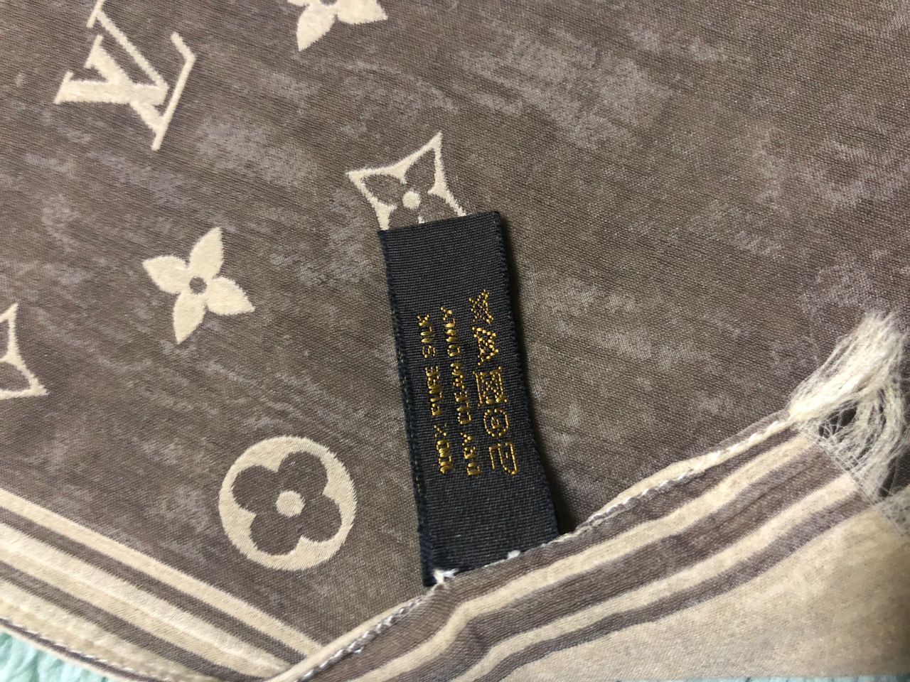 Louis Vuitton Louis Vuitton Beige Color Block Logo Monogram Rivesible Silk Size ONE SIZE - 25 Thumbnail