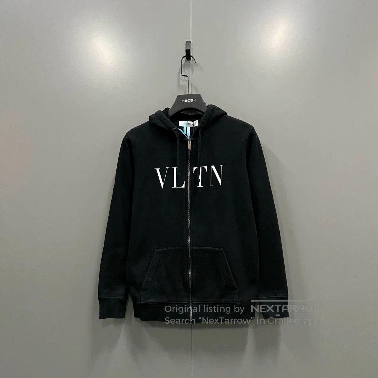valentino logo zip.