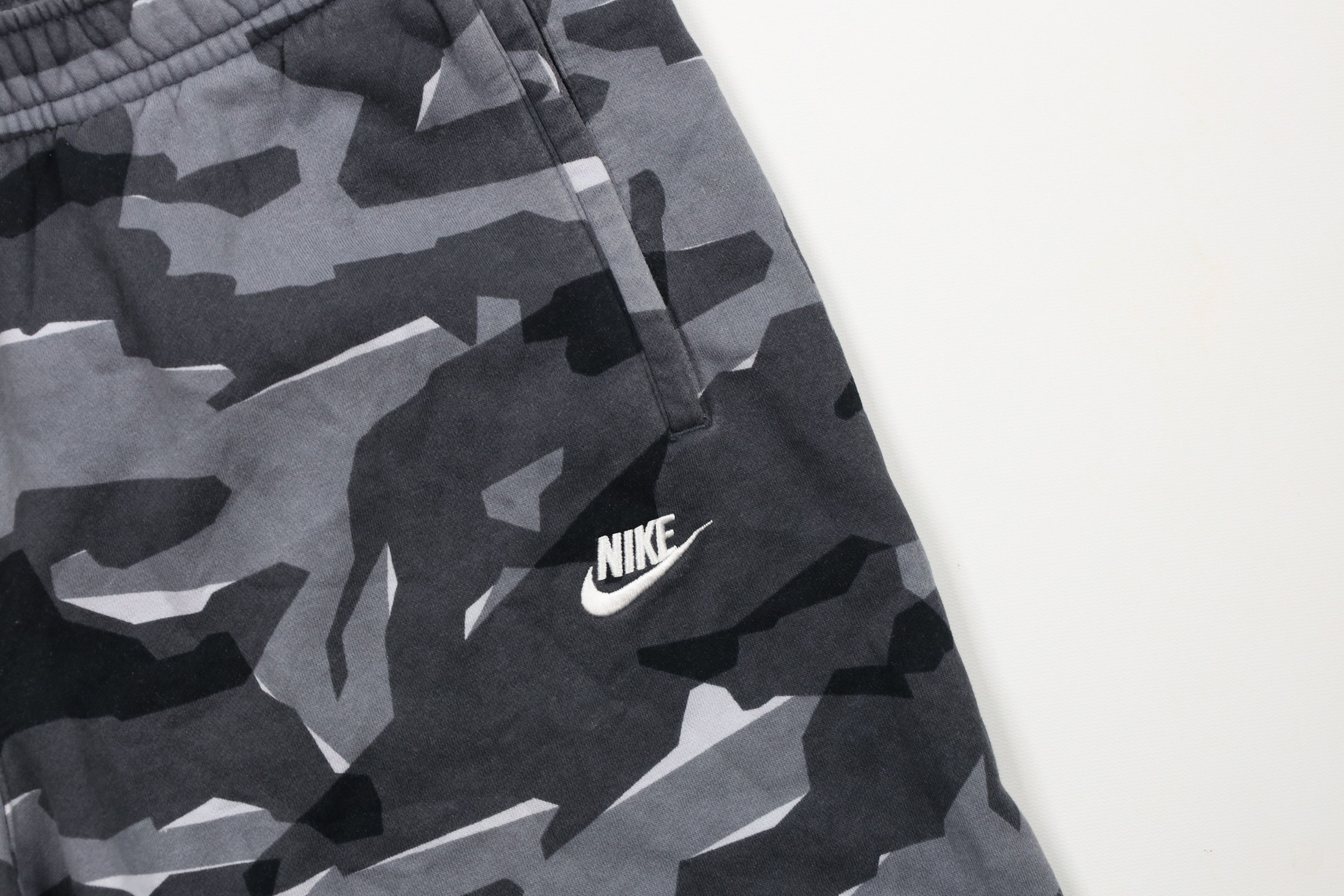 Nike × Vintage Vintage Nike Spell Out Camouflage Sweatpants Shorts Size US 38 / EU 54 - 5 Thumbnail