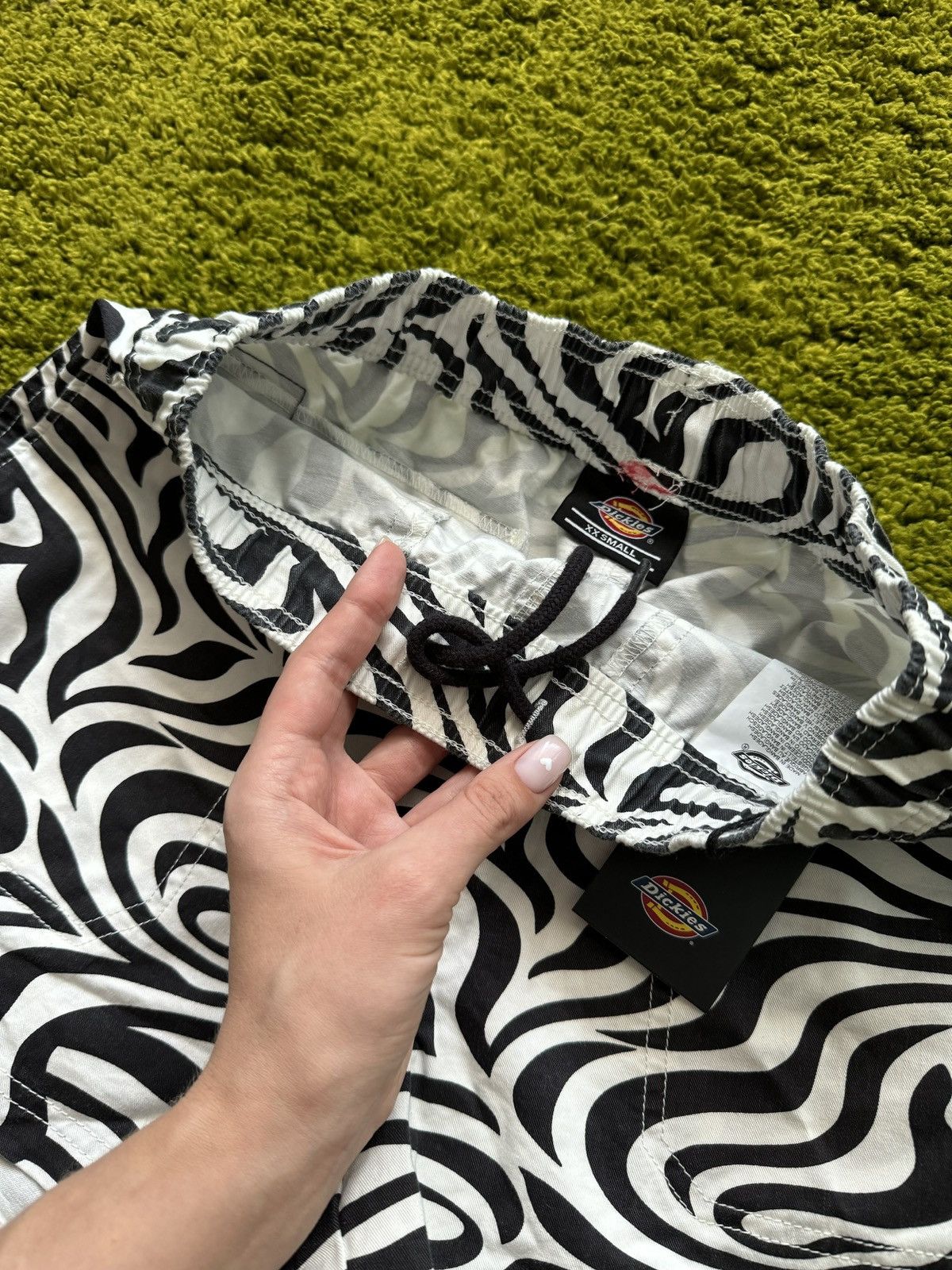 Designer × Dickies Dickies NWT zebra pattern shorts Size 25" / US 0 / IT 36 - 10 Thumbnail