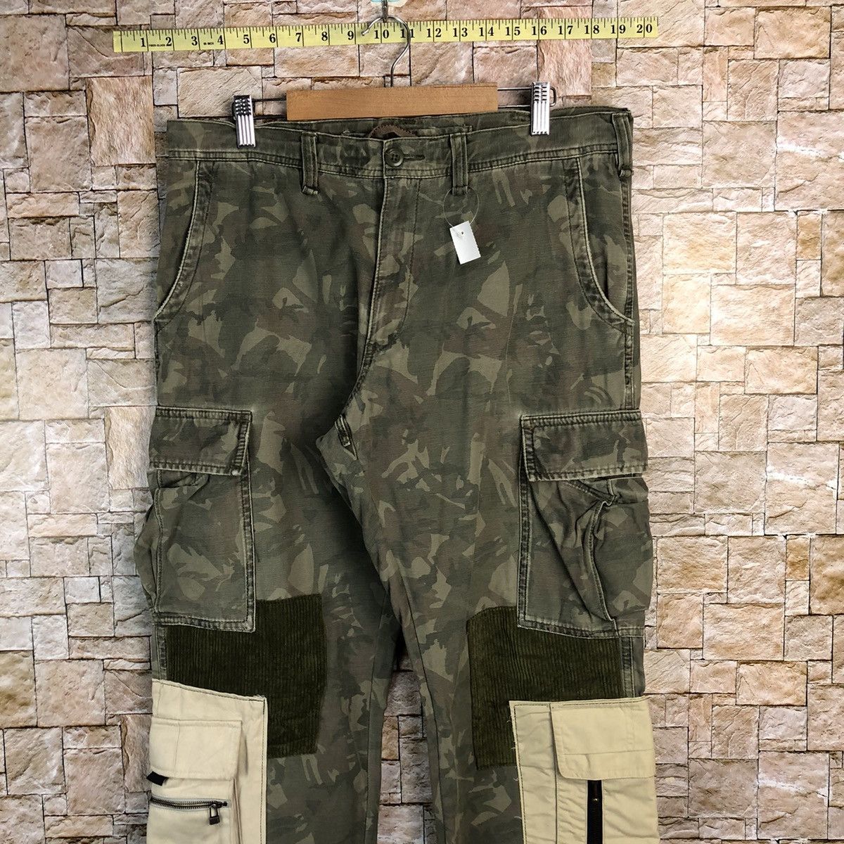 Japanese Brand Uniqlo Green Camo Cargo Multipocket Pants #A142 Size US 34 / EU 50 - 2 Thumbnail
