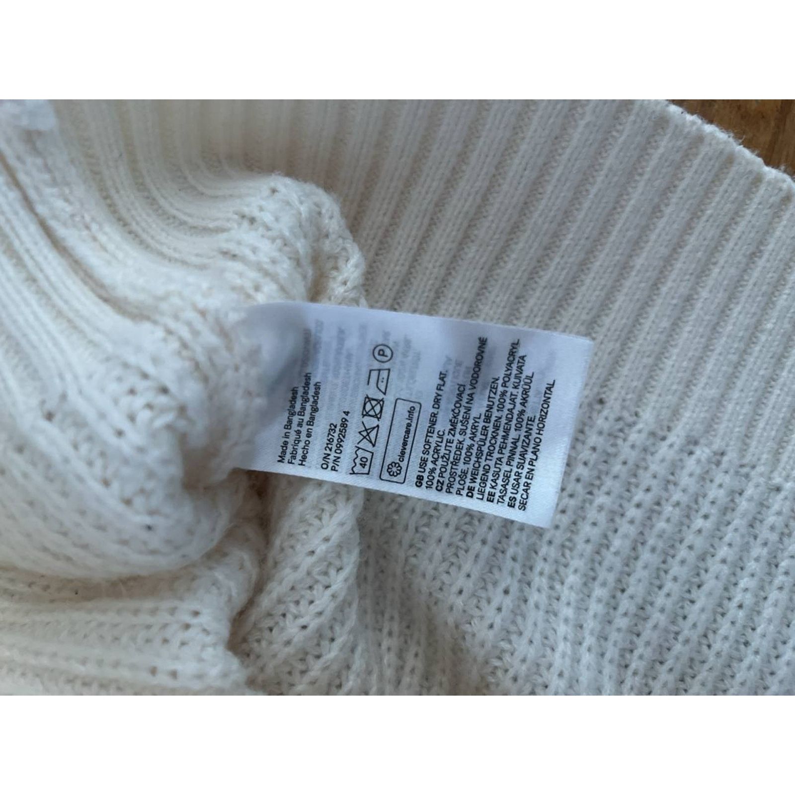 H&M H&M ivory v-neck Y2K preppy style SIZE XS A001891 Size XS / US 0-2 / IT 36-38 - 6 Thumbnail