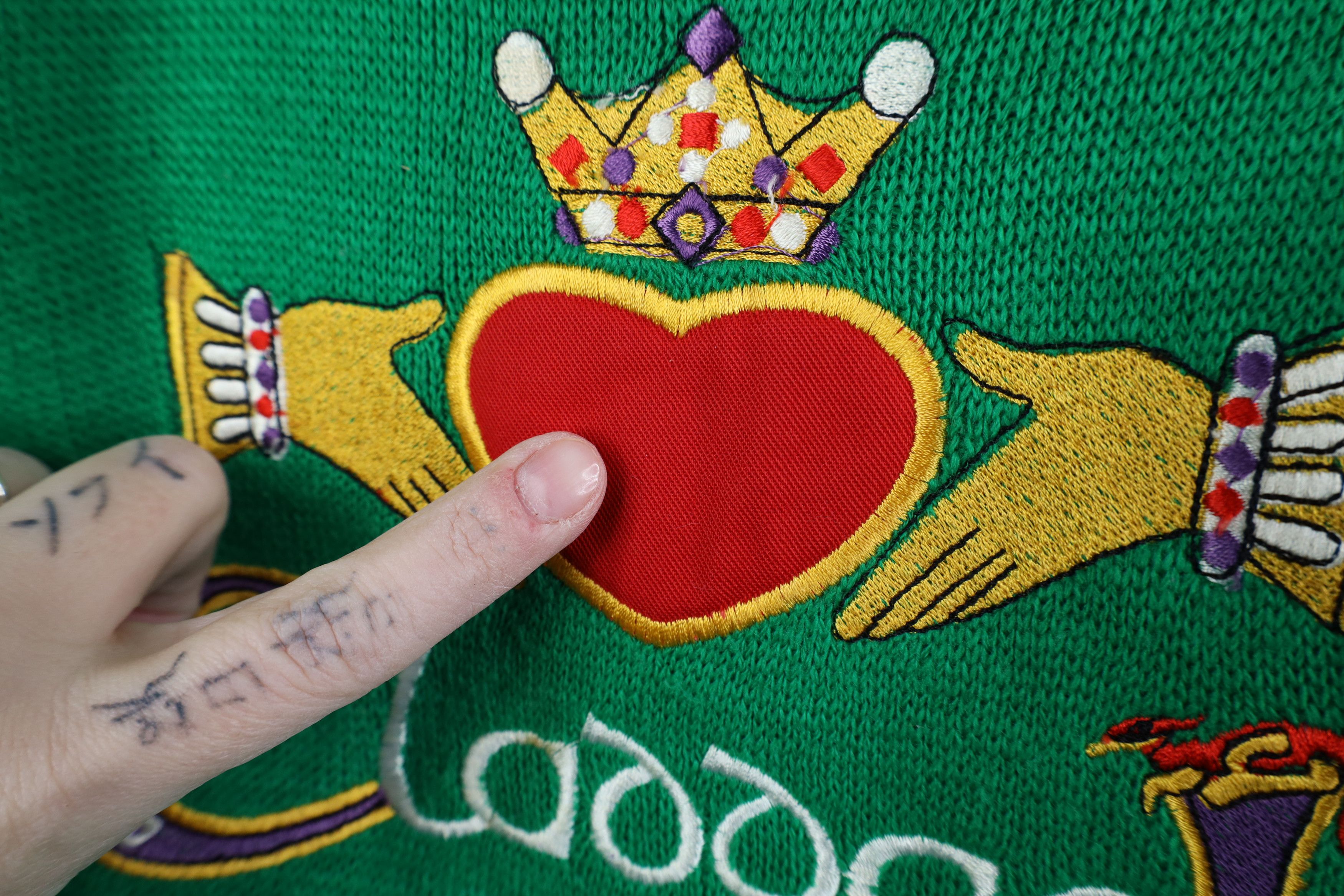 Vintage Vintage 90s Streetwear Claddagh Gaelic Knit Crewneck Sweater Size M / US 6-8 / IT 42-44 - 5 Thumbnail