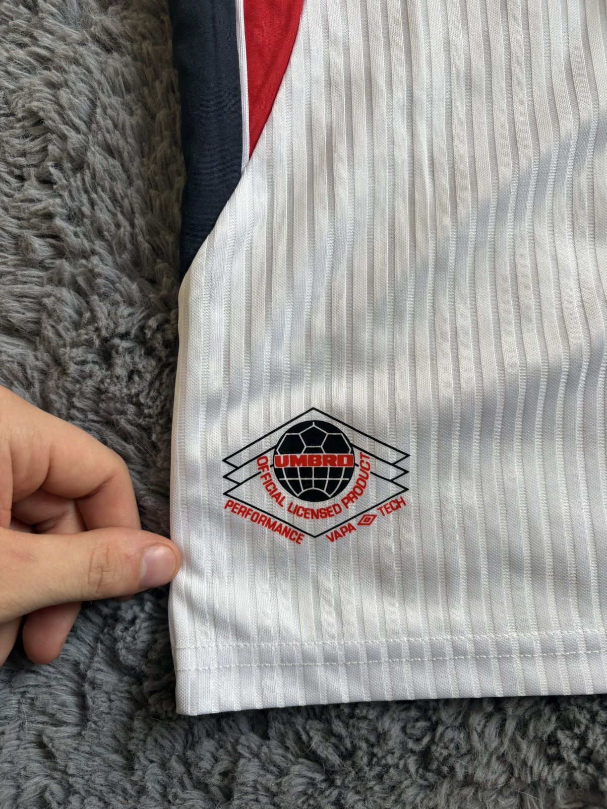 Umbro ENGLAND 1997/1998 HOME FOOTBALL JERSEY SHIRT VINTAGE UMBRO Size US L / EU 52-54 / 3 - 7 Thumbnail
