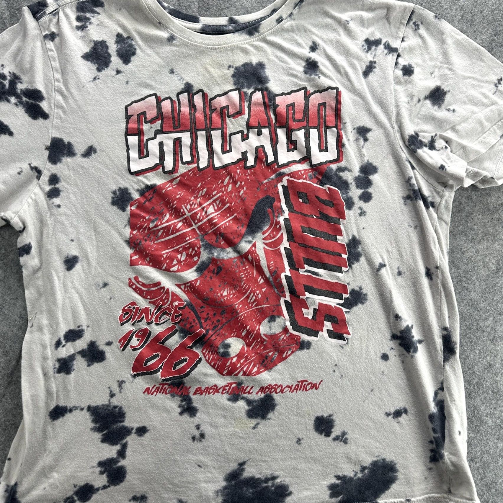 NBA VINTAGE Chicago Bulls Shirt Mens Large Gray Tie Dye NBA Basketball Graphic 1966 Retro Mens Size US L / EU 52-54 / 3 - 3 Thumbnail