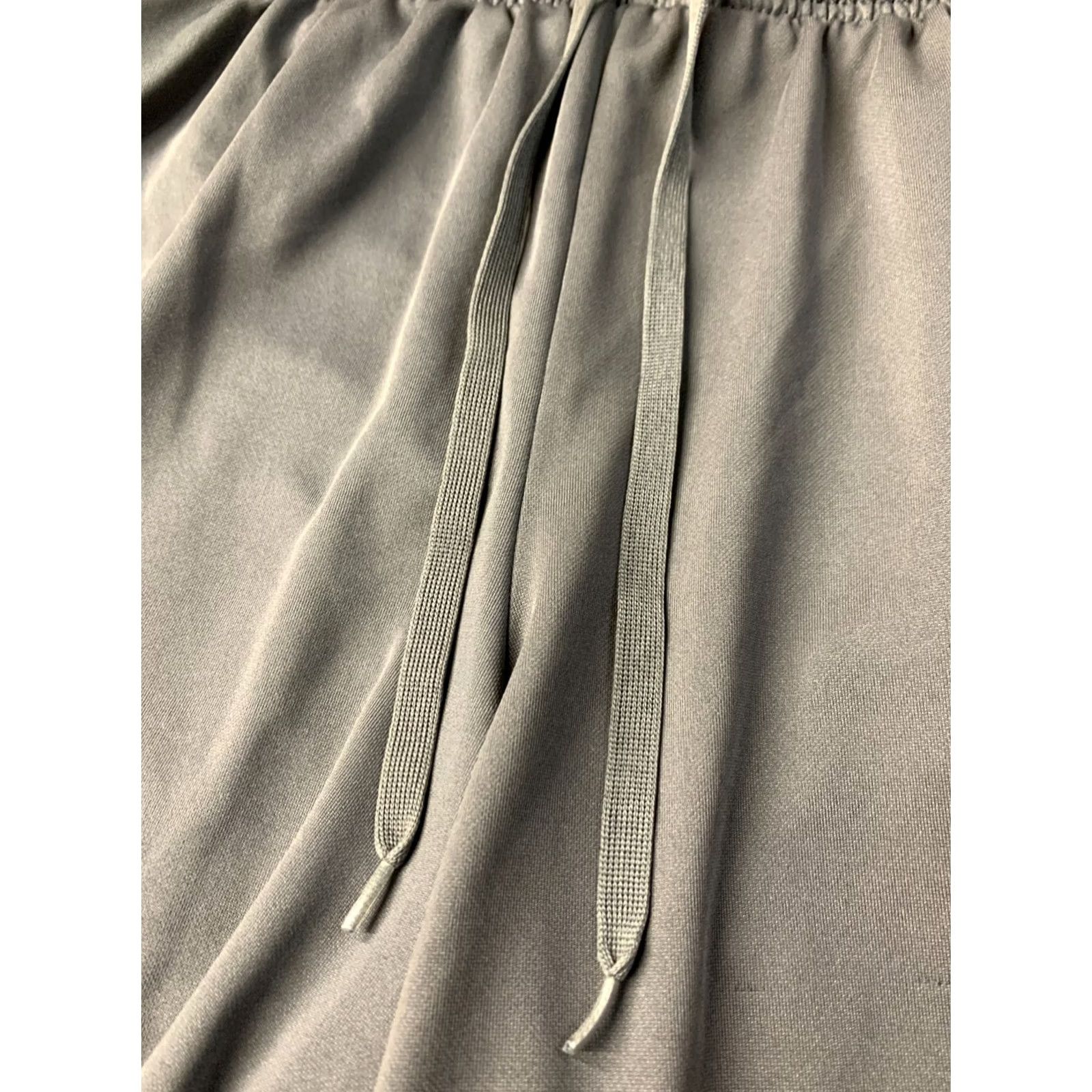Nike NIKE Dri-FIT Academy MEN Training Football Soccer Slim Shorts M Gray and Black Slim Fit Summer 36 cm 32 cm 100% Polyester Nike Academy Mens Shorts Size US 31 - 3 Thumbnail