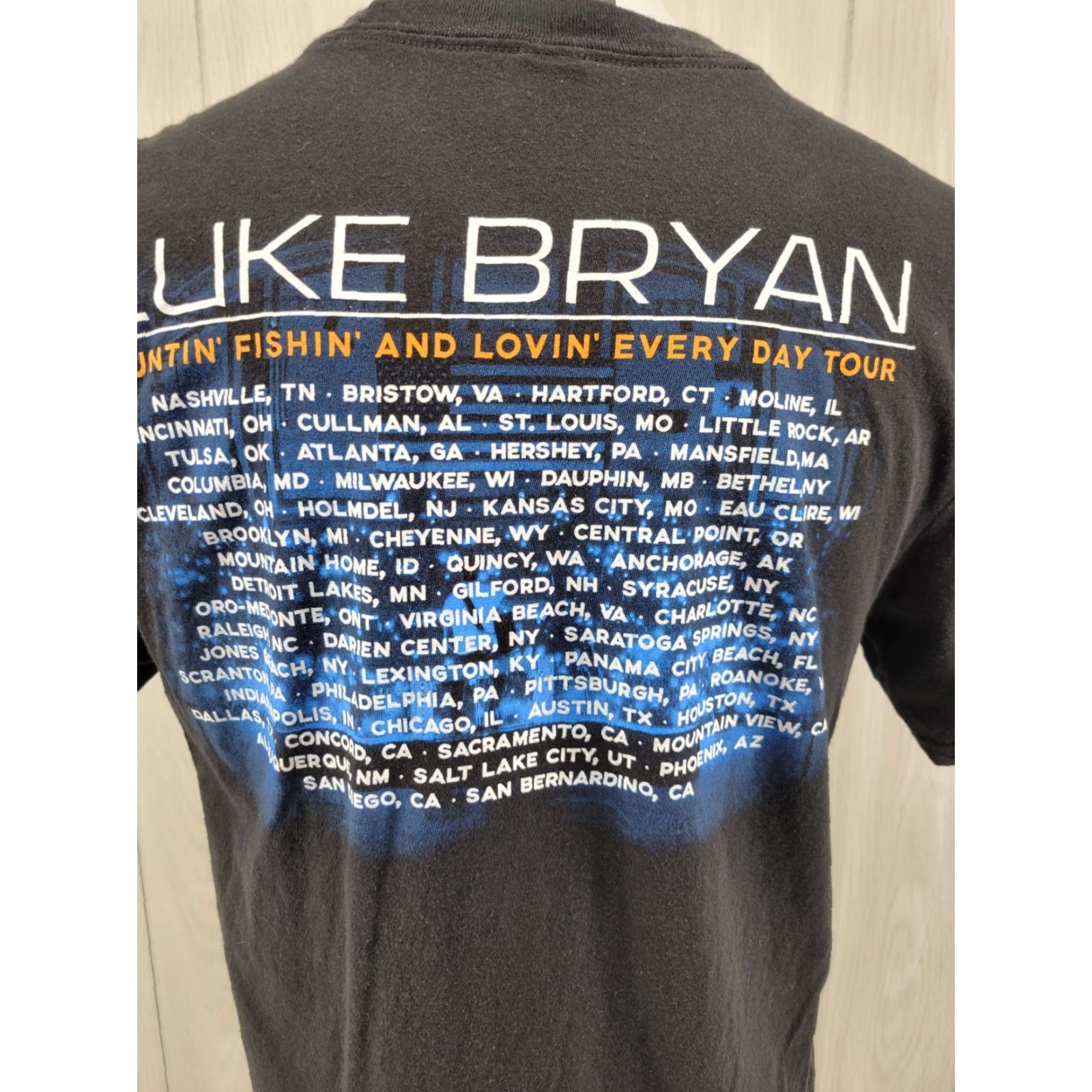 Vintage VINTAGE LUKE BRYAN Live 2017 Hunting Fishing and Loving Every Day Tour Concert T-Shirt L Men Black Short Sleeve Gender Mens Size US L / EU 52-54 / 3 - 7 Thumbnail