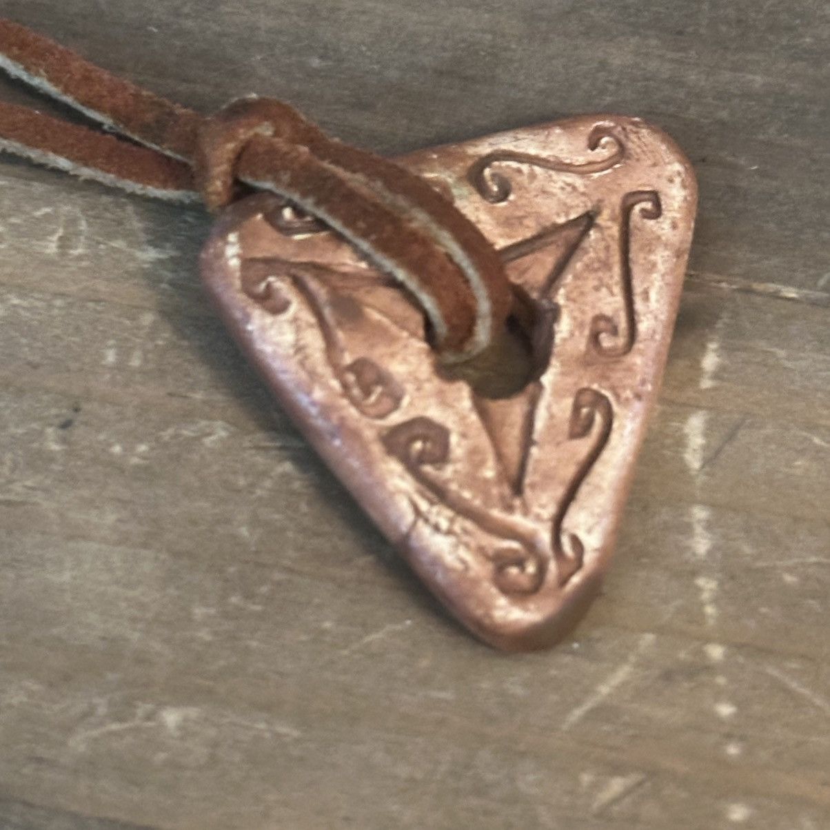 Vintage Vintage tribal carved arrowhead suede cord necklace Size ONE SIZE - 3 Thumbnail