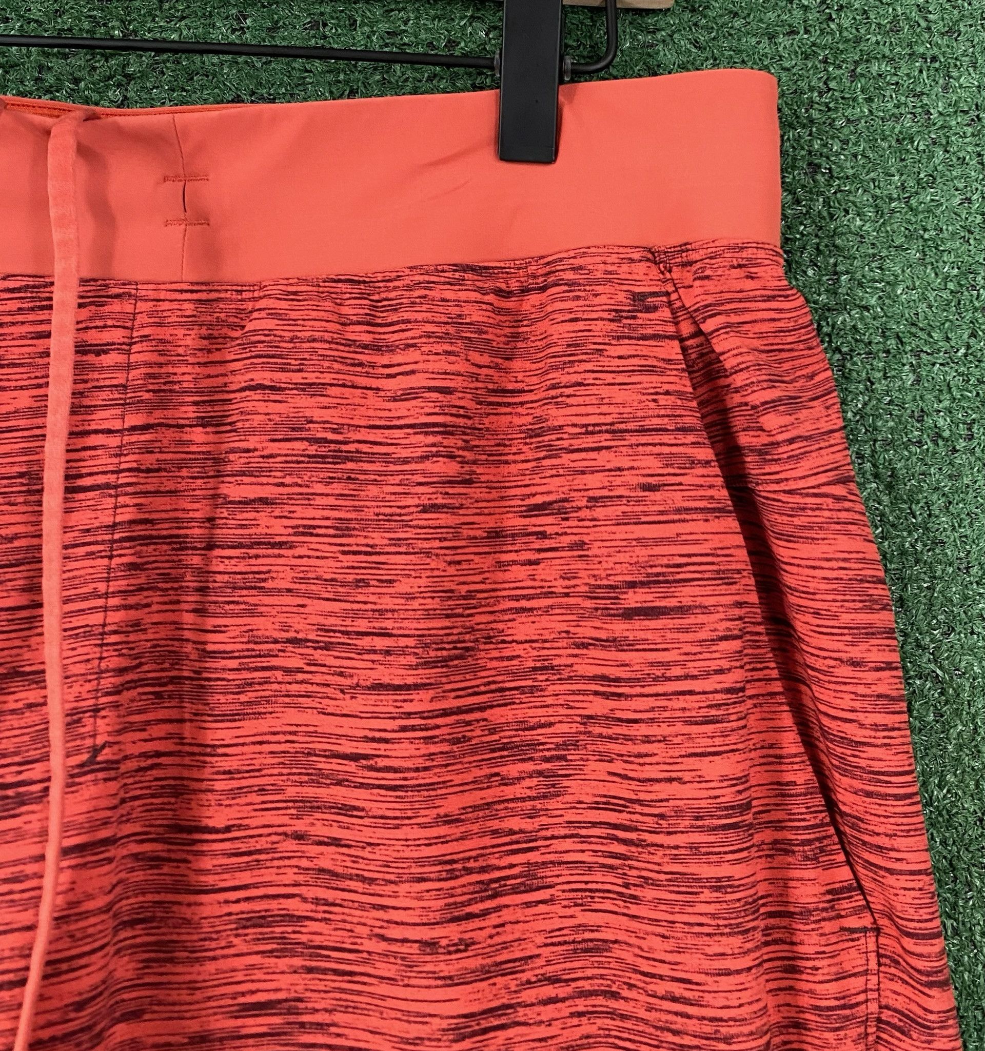 Lululemon Lululemon T.H.E. Short Linerless Pink Plum Shorts Large Size US 36 / EU 52 - 2 Thumbnail