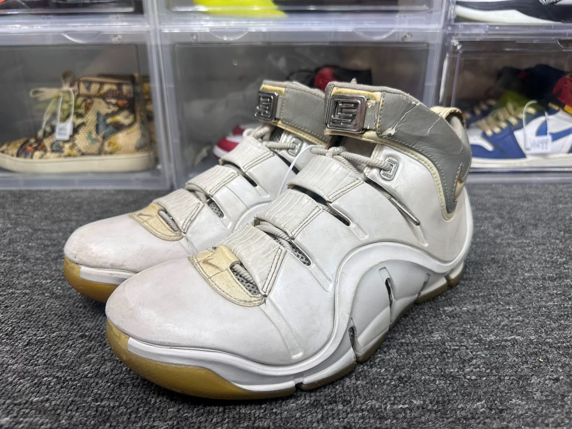 Nike Nike LEBRON White Lowtop Sneakers 9 Men Size US 9 / EU 42 - 1 Thumbnail