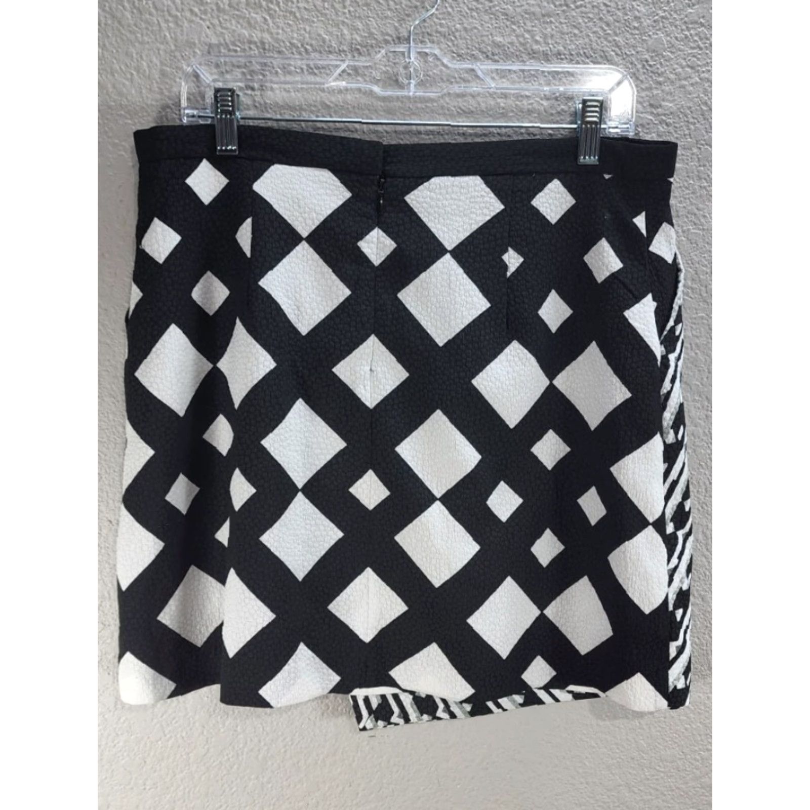 Peter Pilotto VINTAGE Peter Pilotto Women's Black White Geometric Mini Skirt Asymmetric Lined Sz 14 Geometric Pattern Short Skirt Womens 14 Black & White Size 36" / US 14 / IT 50 - 3 Thumbnail