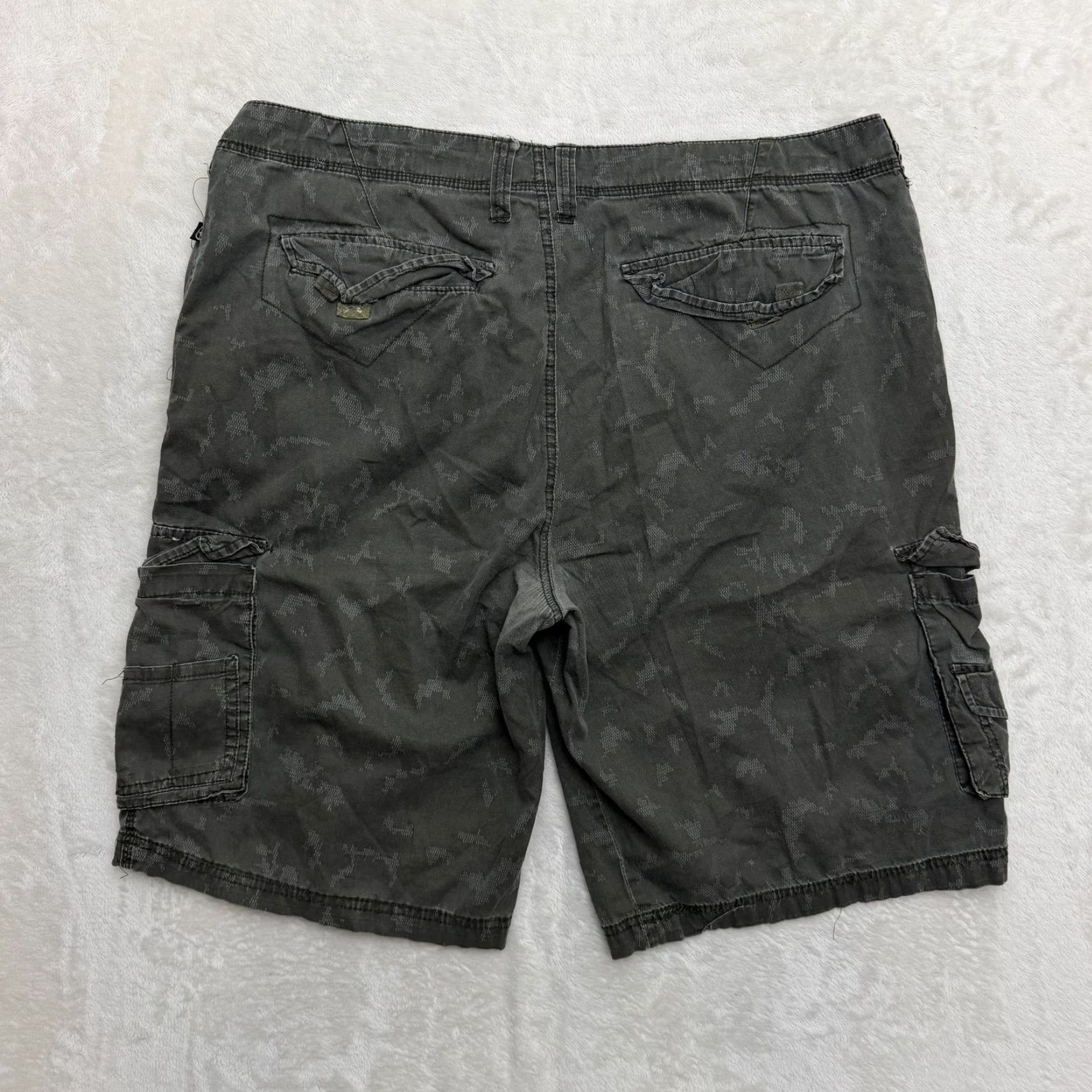 No Fear No Fear Royal Cargo Shorts Mens 38 Gray Camouflage Relaxed Fit Inseam 12 in Cargo Pocket Summer Colorful Shirt? Size US 38 / EU 54 - 7 Thumbnail