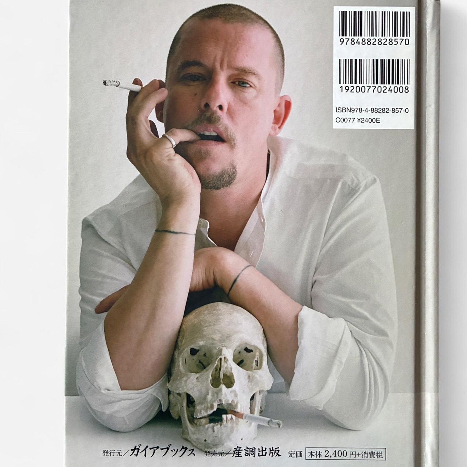 Alexander McQueen × Vintage Vogue on alexander mcqueen Published by GAIA BOOKS Size ONE SIZE - 1 Thumbnail