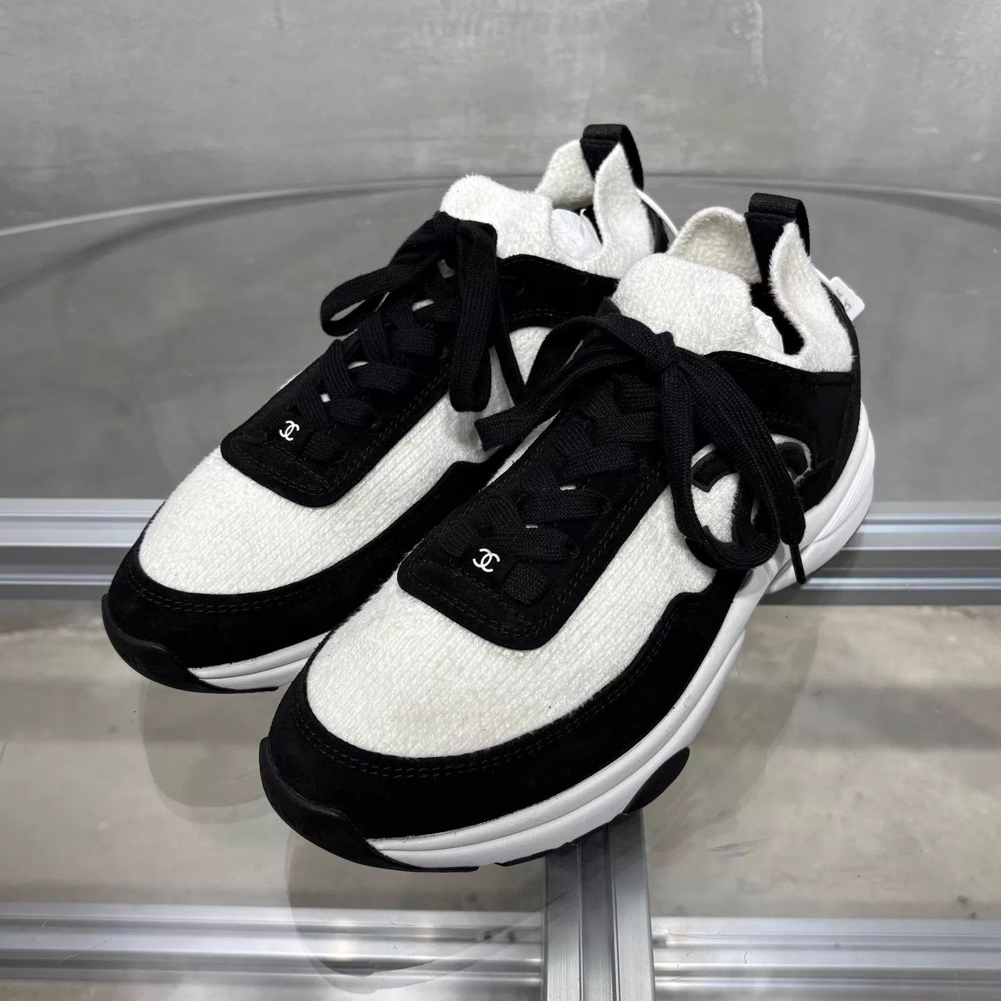 Chanel Chanel CC Black & White Casual Sneakers 38 Size US 7.5 / IT 37.5 - 2 Thumbnail