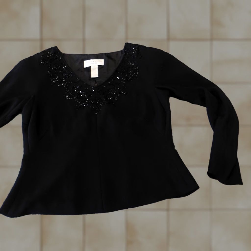 Jones New York Jones New York top Blouse Womens Regular Size 6 Black V-Neck Cap Sleeve Pullover Ruffle Polyester Rayon Fine Knit Size M / US 6-8 / IT 42-44 - 1 Thumbnail