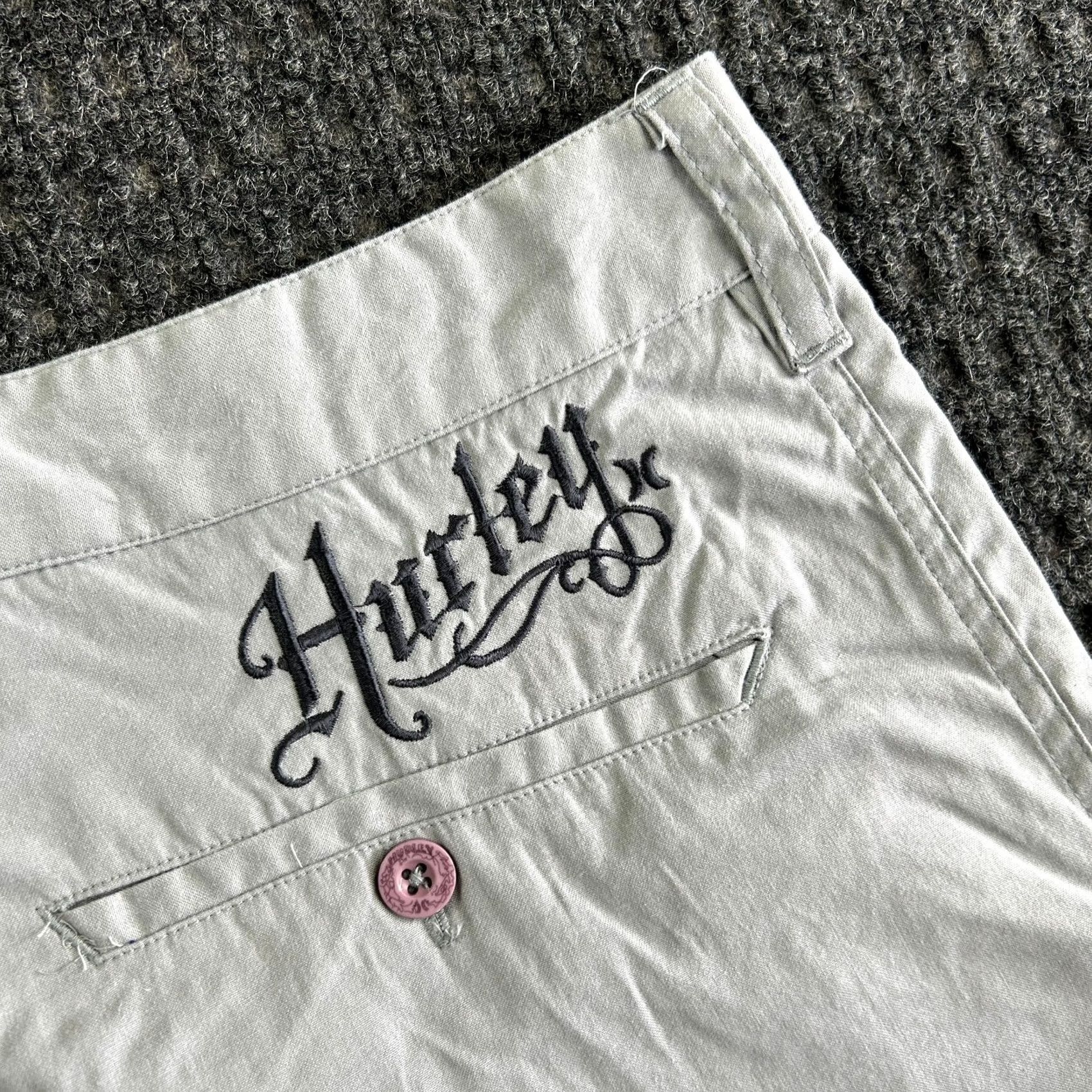 Hurley VINTAGE Hurley Chino Shorts 34 Gray Embroidered Spellout Skater Grunge Surf Men Regular 34 Gray 90s Y2K Vintage? Size US 34 / EU 50 - 2 Thumbnail