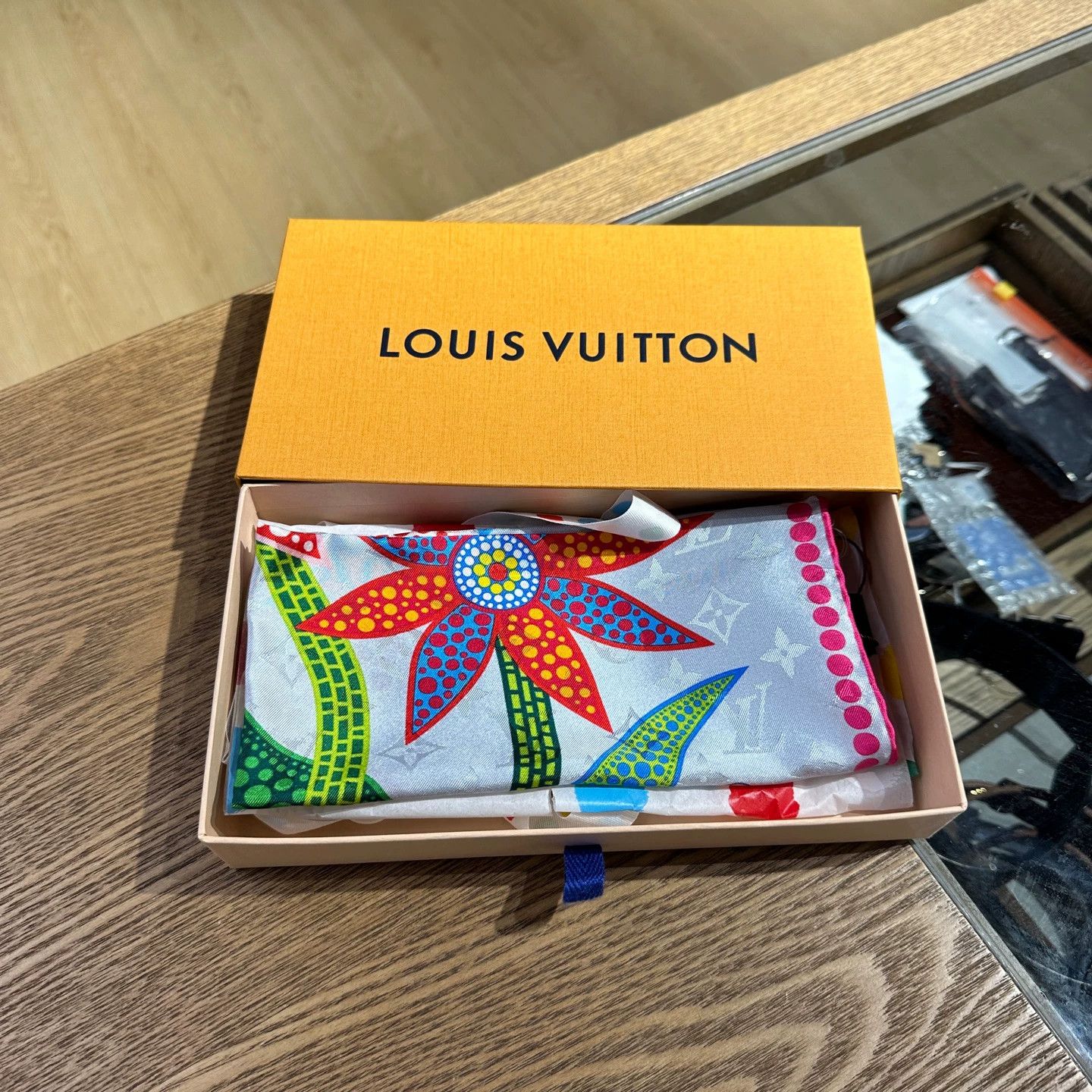 Louis Vuitton Yayoi Kusama x Louis Vuitton Polka Dot Floral Scarf Size ONE SIZE - 2 Thumbnail