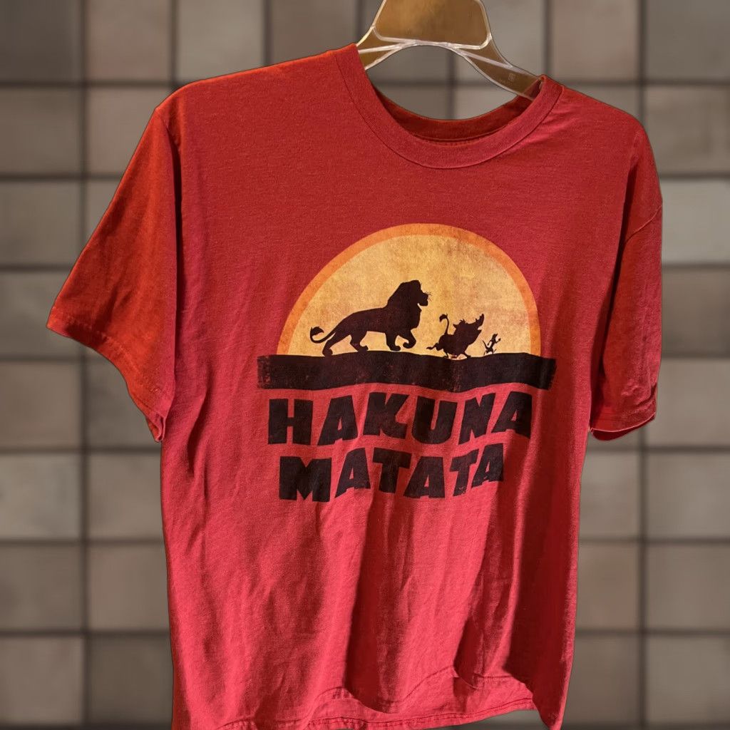 Disney VINTAGE Disney T-Shirt Mens Large Red Lion King Hakuna Matata Short Sleeve 90s Size US L / EU 52-54 / 3 - 1 Thumbnail