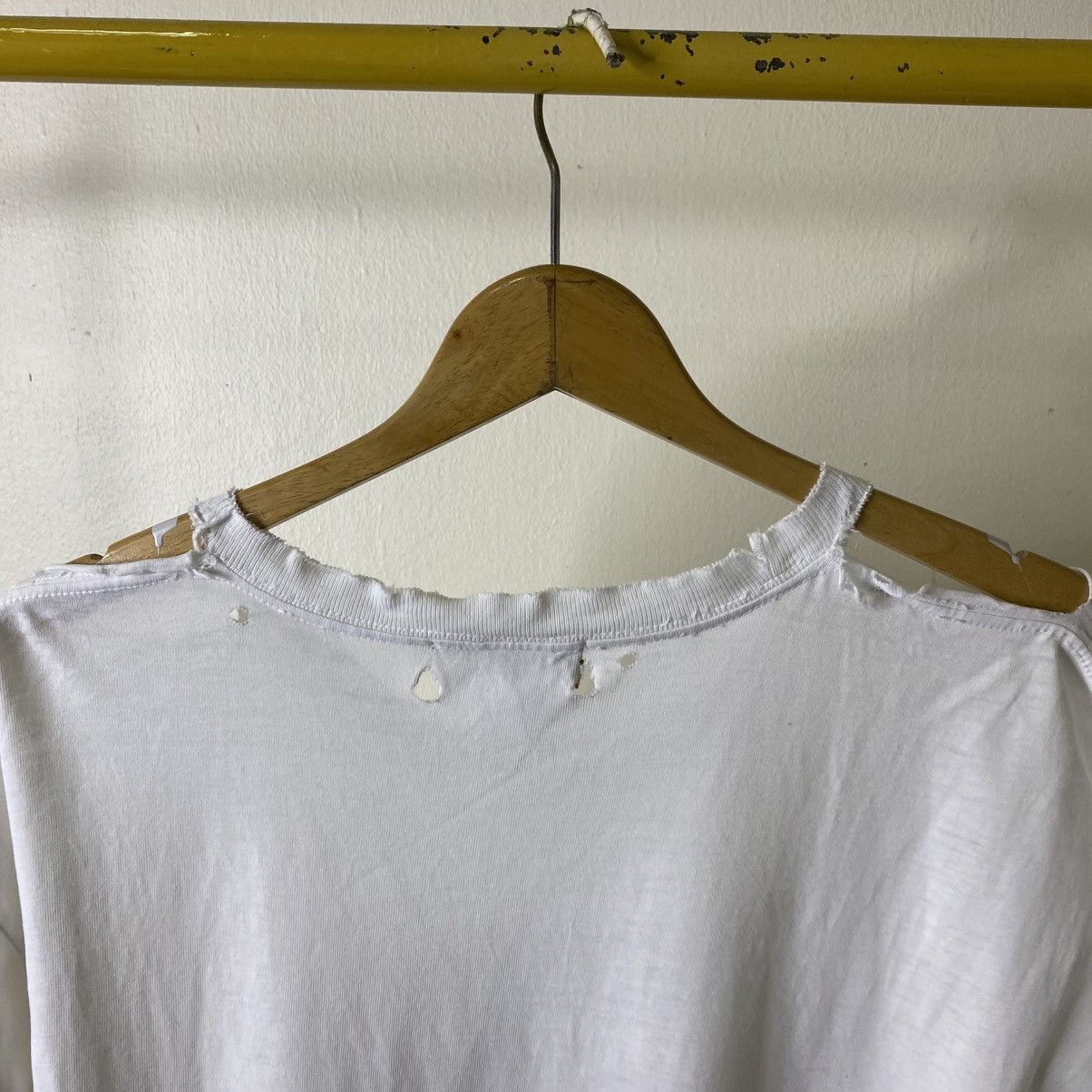 Levi's Vintage 1990s Levis Nice Graphic Distressed T Shirt Size US L / EU 52-54 / 3 - 7 Thumbnail