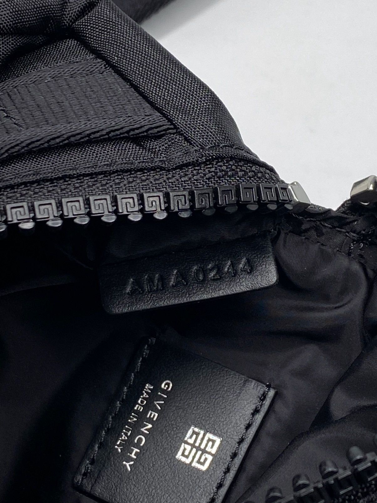 Givenchy Givenchy G-Trek Nylon Phone Pouch Size ONE SIZE - 14 Thumbnail