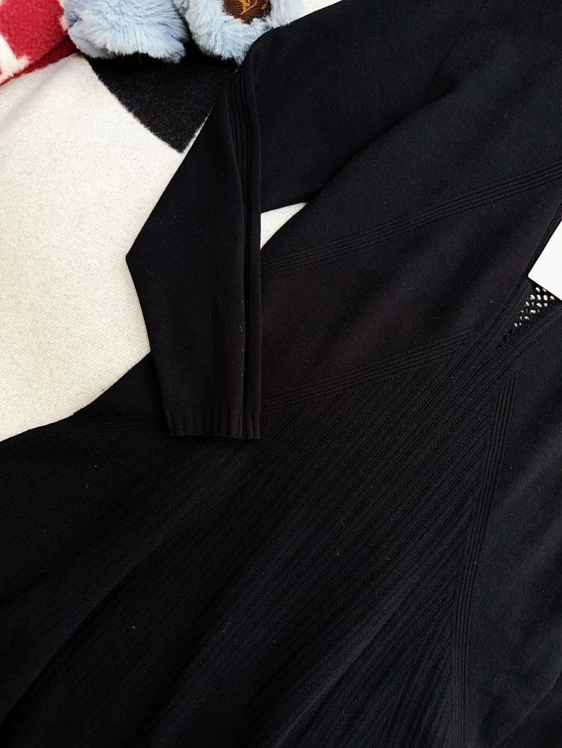 Chanel Chanel 24b black hollow V-neck knitted dress Size XS / US 0-2 / IT 36-38 - 2 Thumbnail