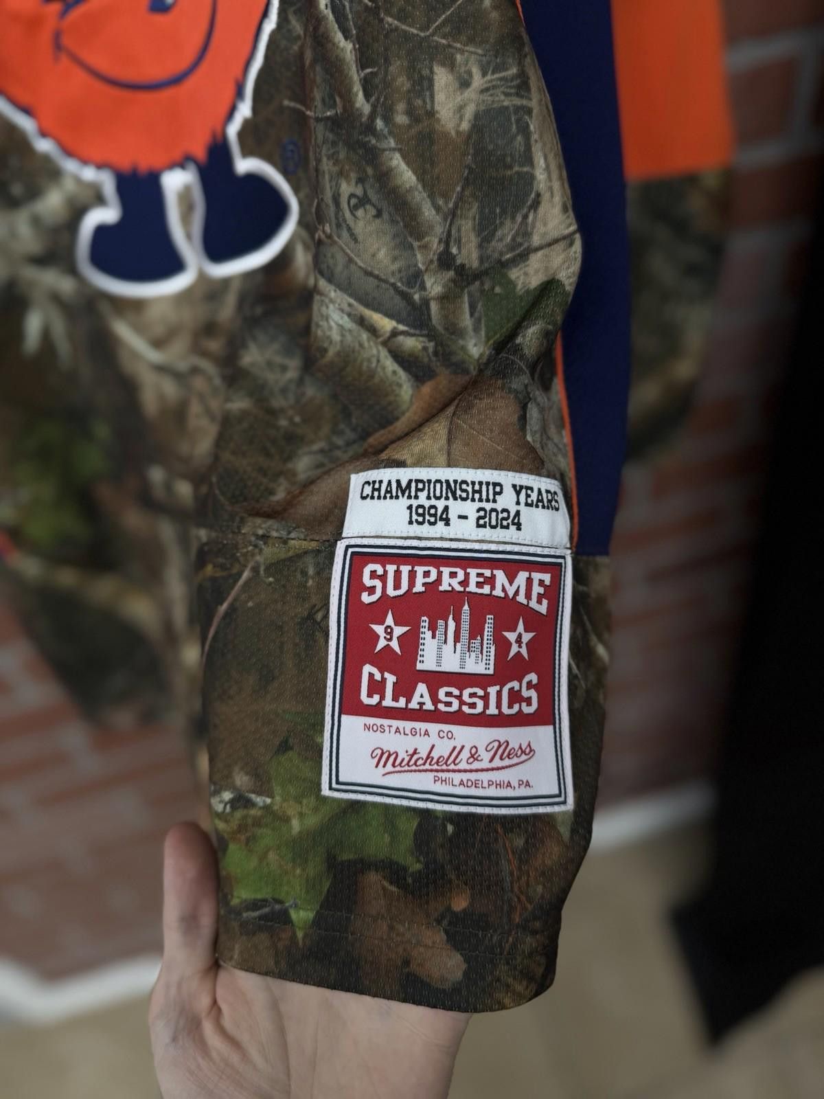 Supreme Supreme Mitchell & Ness NCAA Hockey Jersey Camo FW24 Size M Size US M / EU 48-50 / 2 - 5 Thumbnail