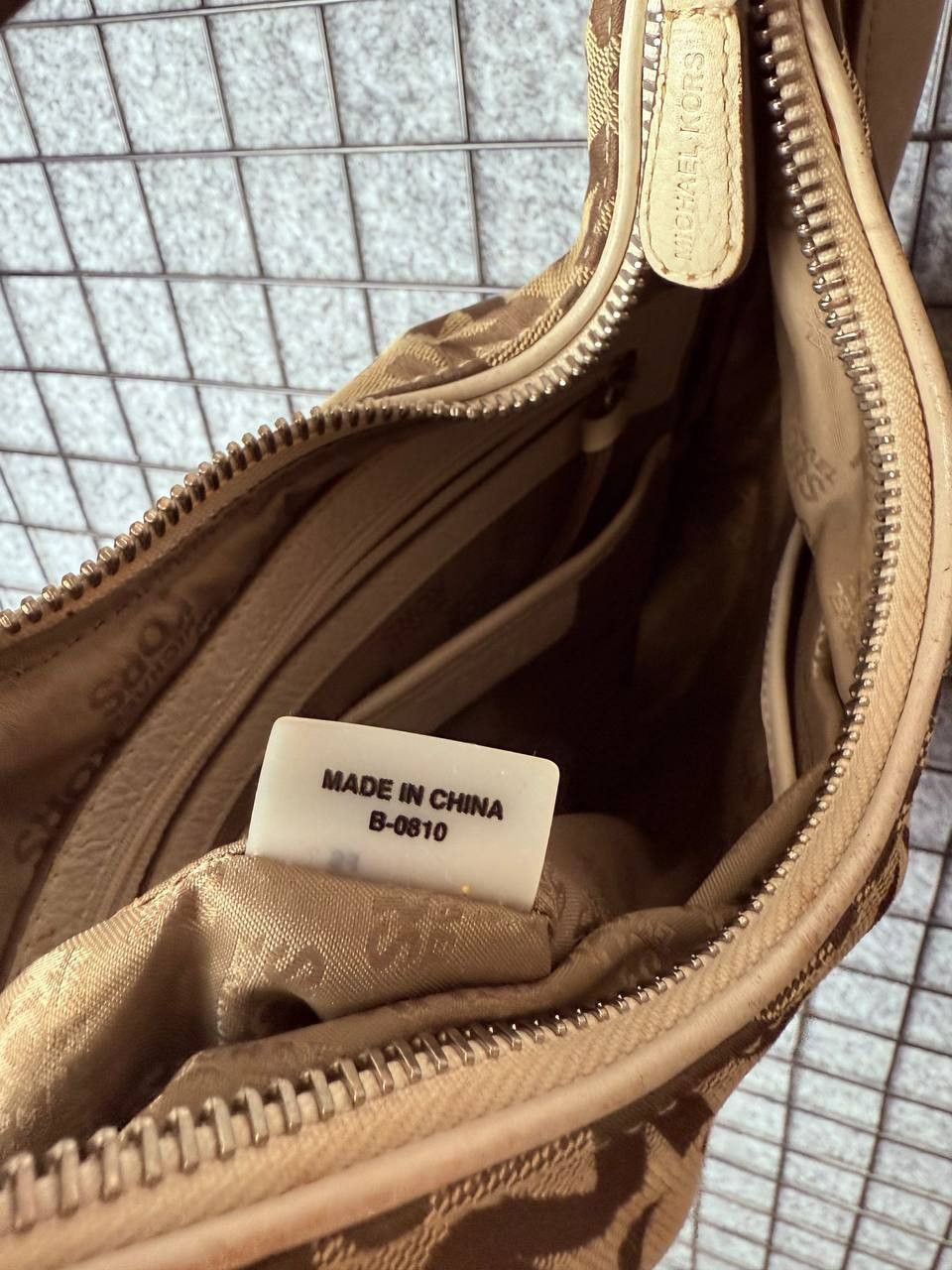 Michael Kors Michael Kors Monogram Handle Bag Size ONE SIZE - 14 Thumbnail