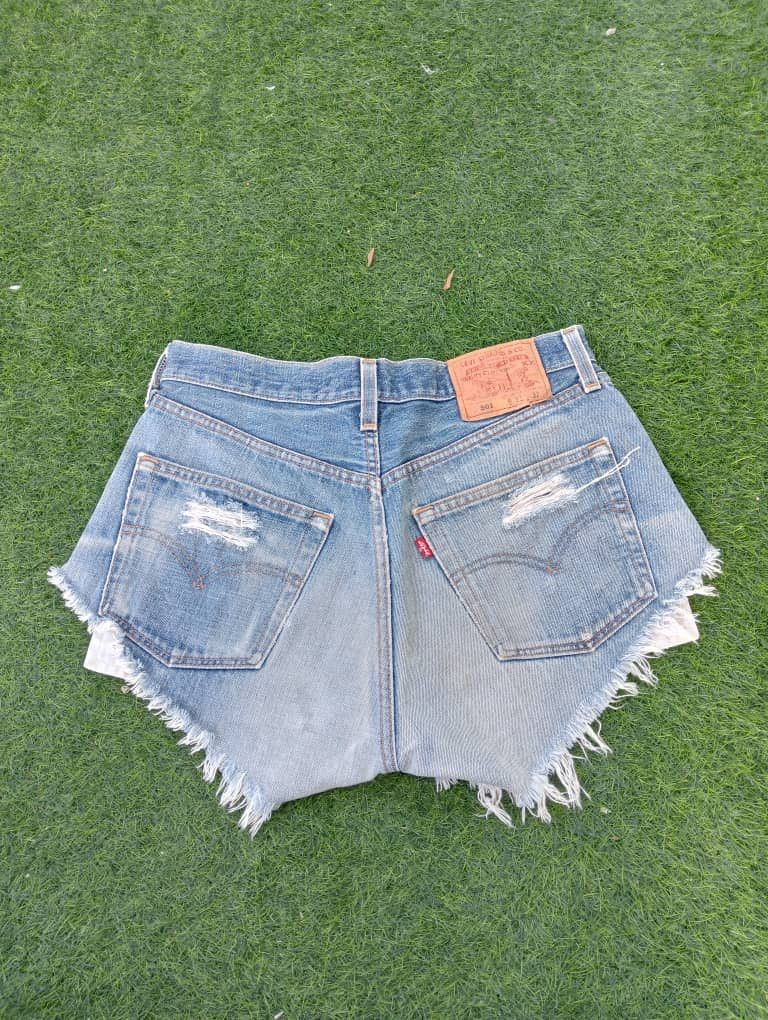 Levi's VINTAGE LEVI’S 501 BUTTON 555 SHORT JEANS Size US 31 - 2 Thumbnail